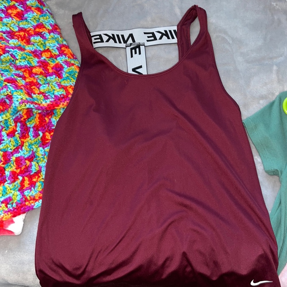 nike maroon tank top